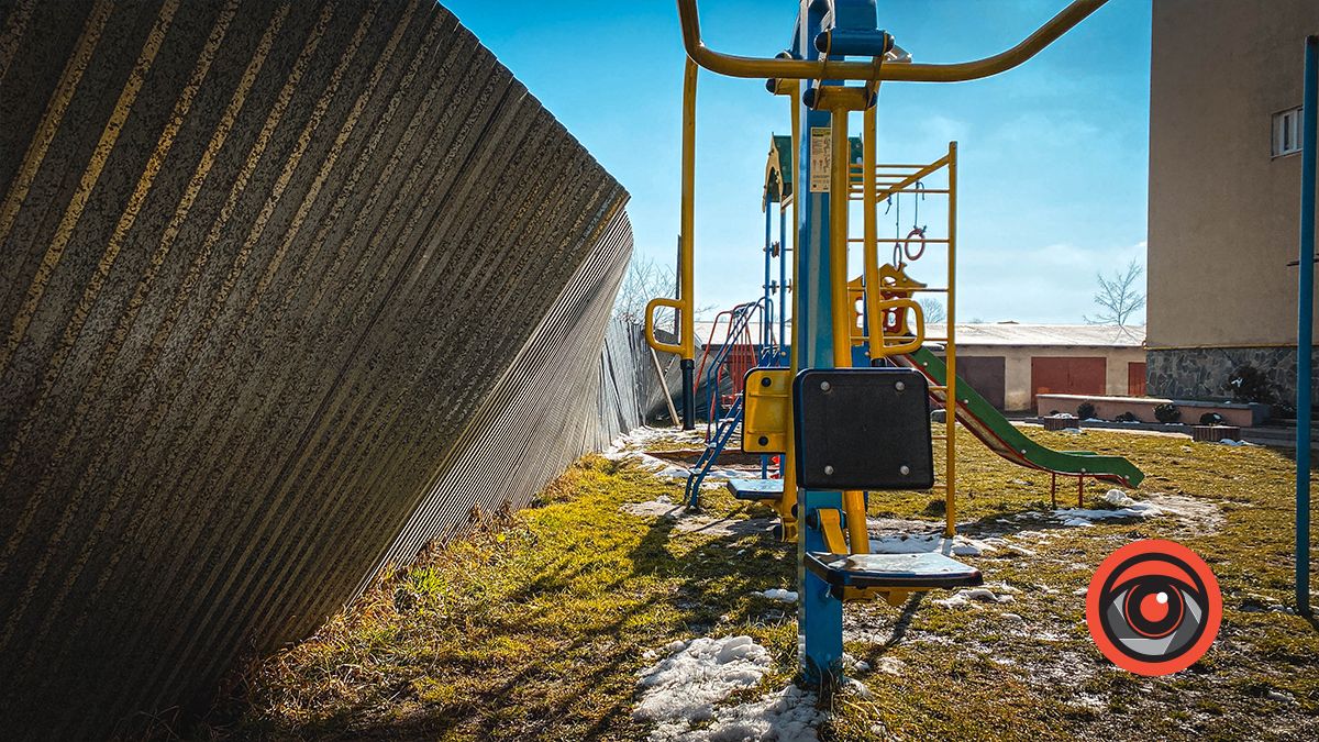 Паркан біля будівництва басейну в Коломиї може впасти на дитячий майданчик 3