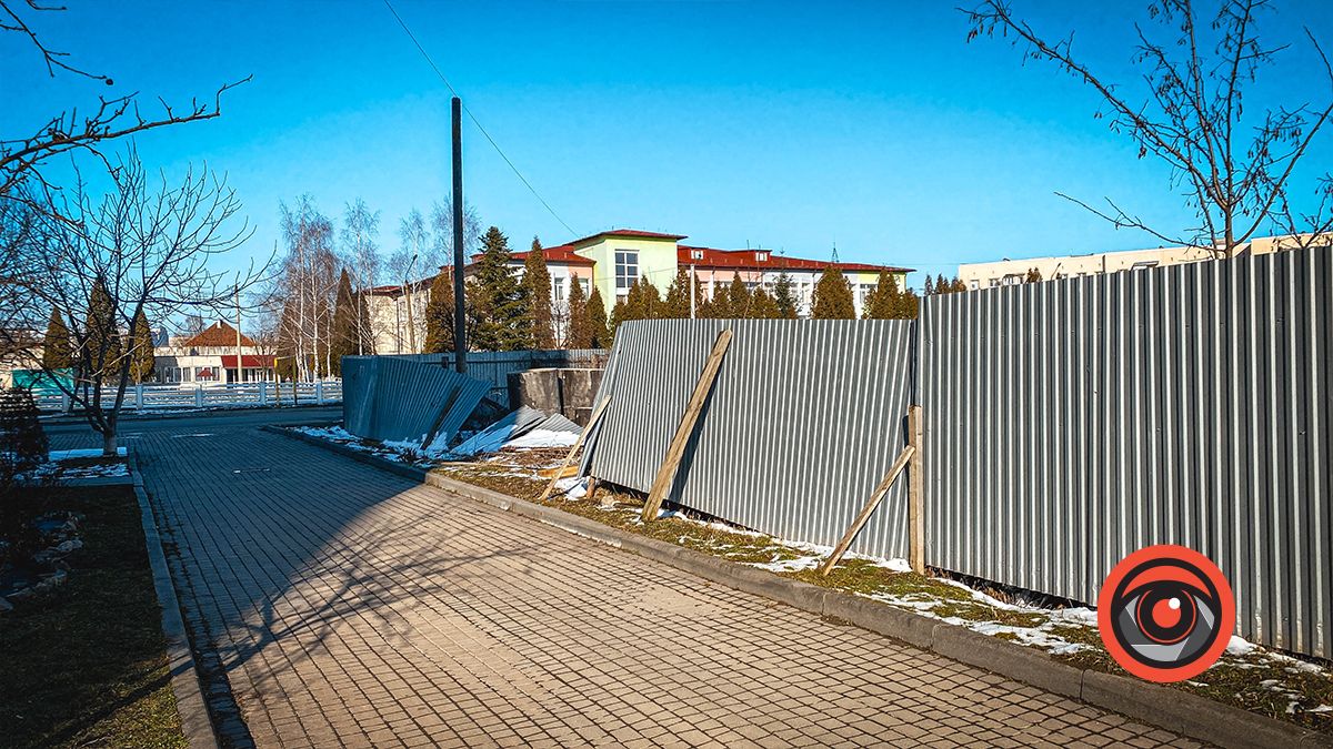 Паркан біля будівництва басейну в Коломиї може впасти на дитячий майданчик 2