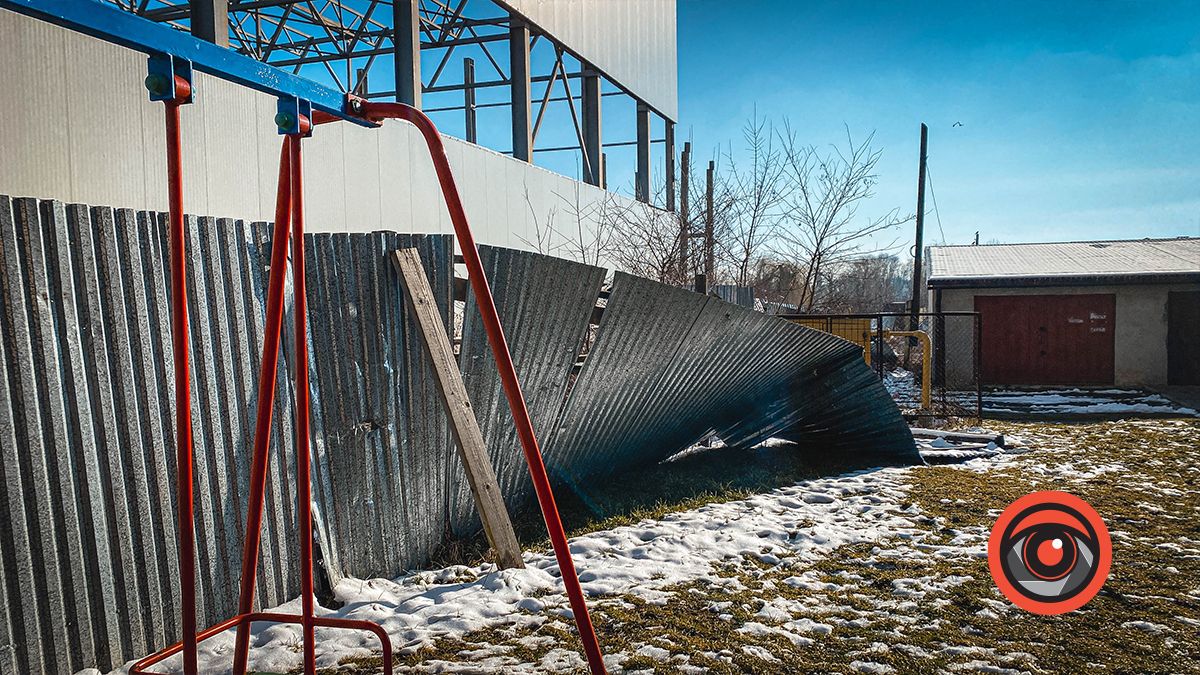 Паркан біля будівництва басейну в Коломиї може впасти на дитячий майданчик 4