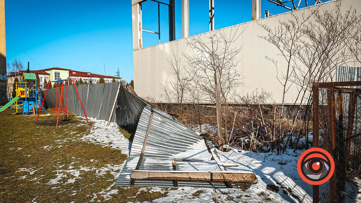 Паркан біля будівництва басейну в Коломиї може впасти на дитячий майданчик 5