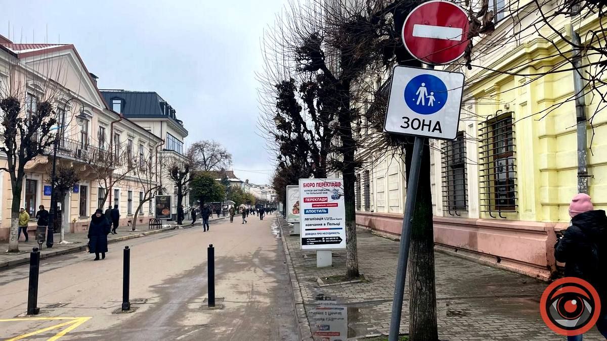 Дивіться під кутом: у Коломиї похилився знак 3