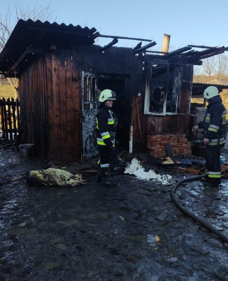 У Молодятині зайнялося підсобне приміщення 2
