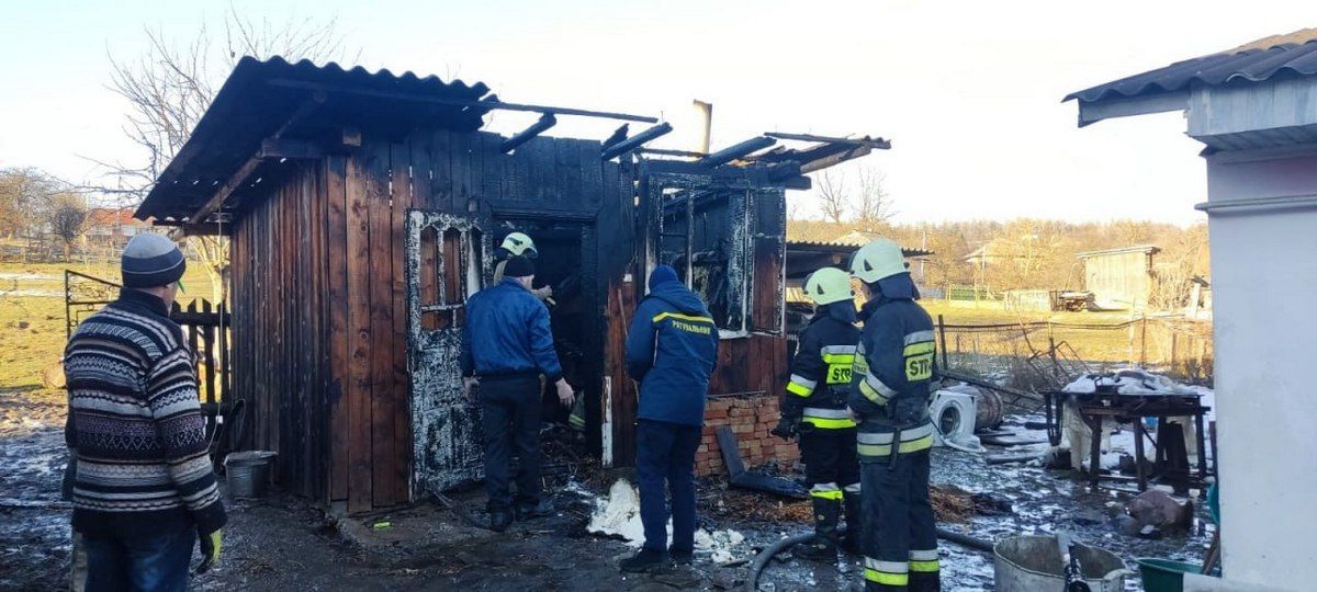 У Молодятині зайнялося підсобне приміщення 1