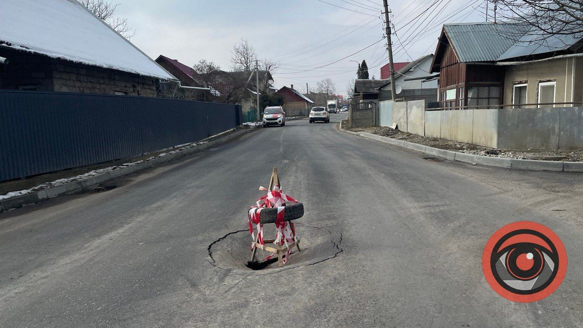 На вулиці Старицького посеред дороги вже утворилося провалля 1