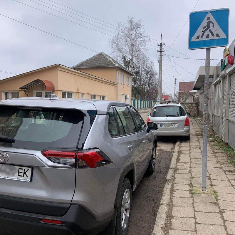 Мабуть, невидимі: у Коломиї водії не помічають знаки 1