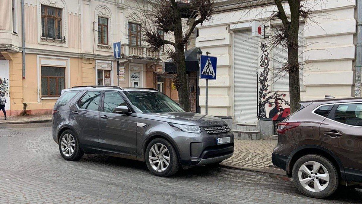 Мабуть, невидимі: у Коломиї водії не помічають знаки