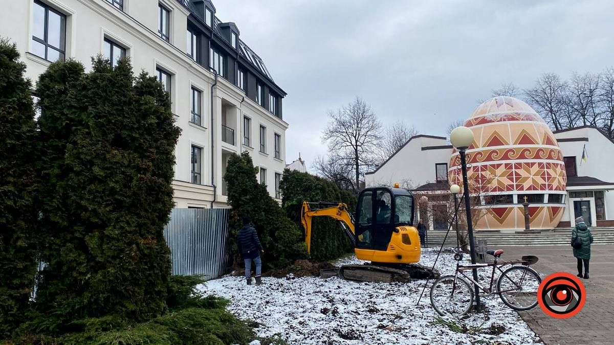 Десятки туй викорчовують перед Писанкою 1