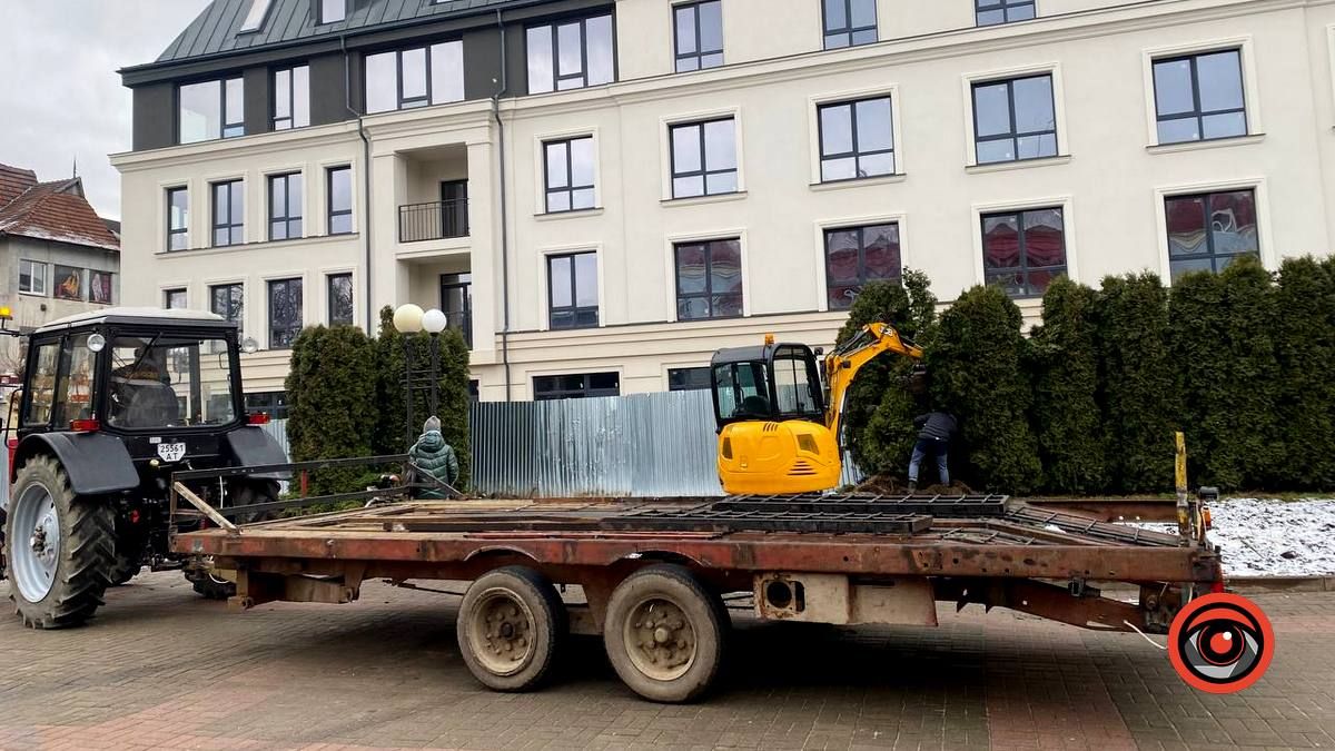 Десятки туй викорчовують перед Писанкою 3