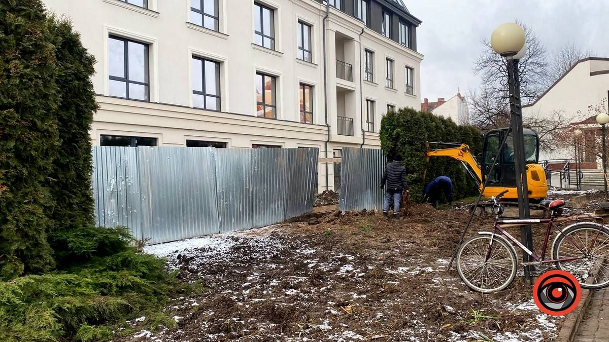 Десятки туй викорчовують перед Писанкою 2