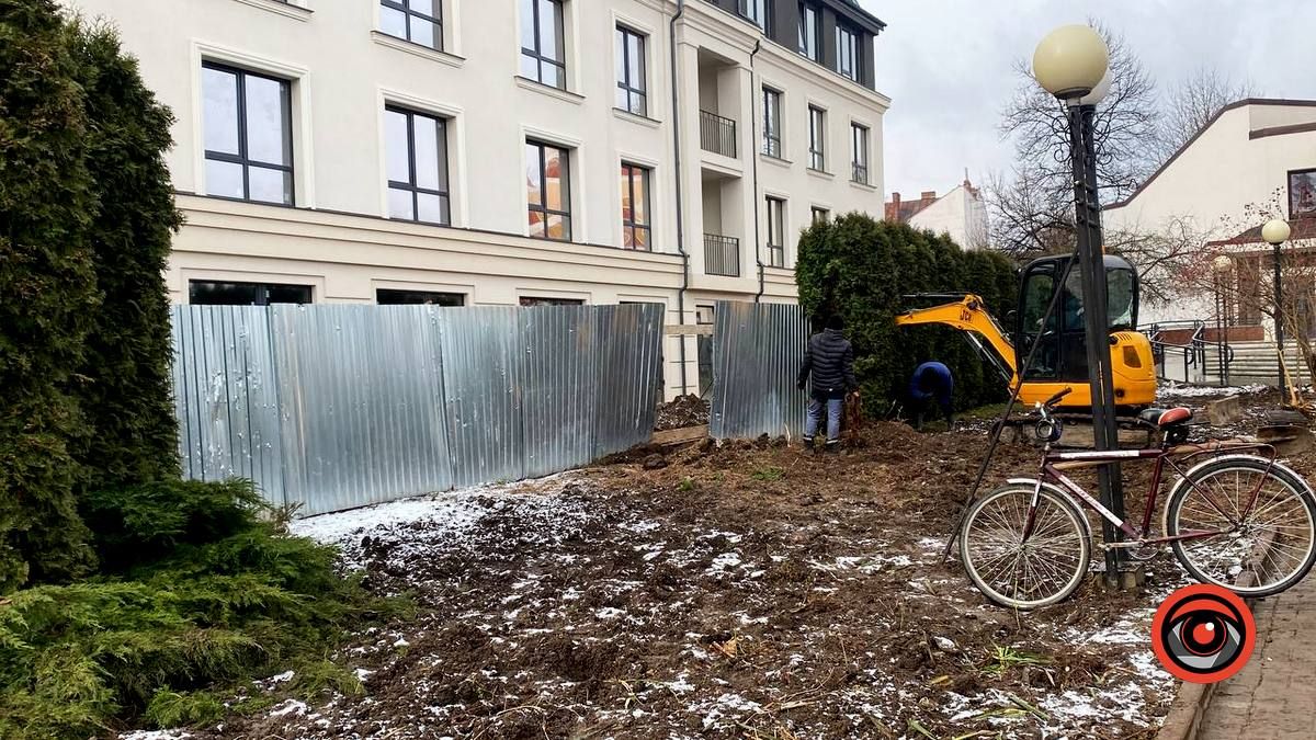 Десятки туй викорчовують перед Писанкою 4