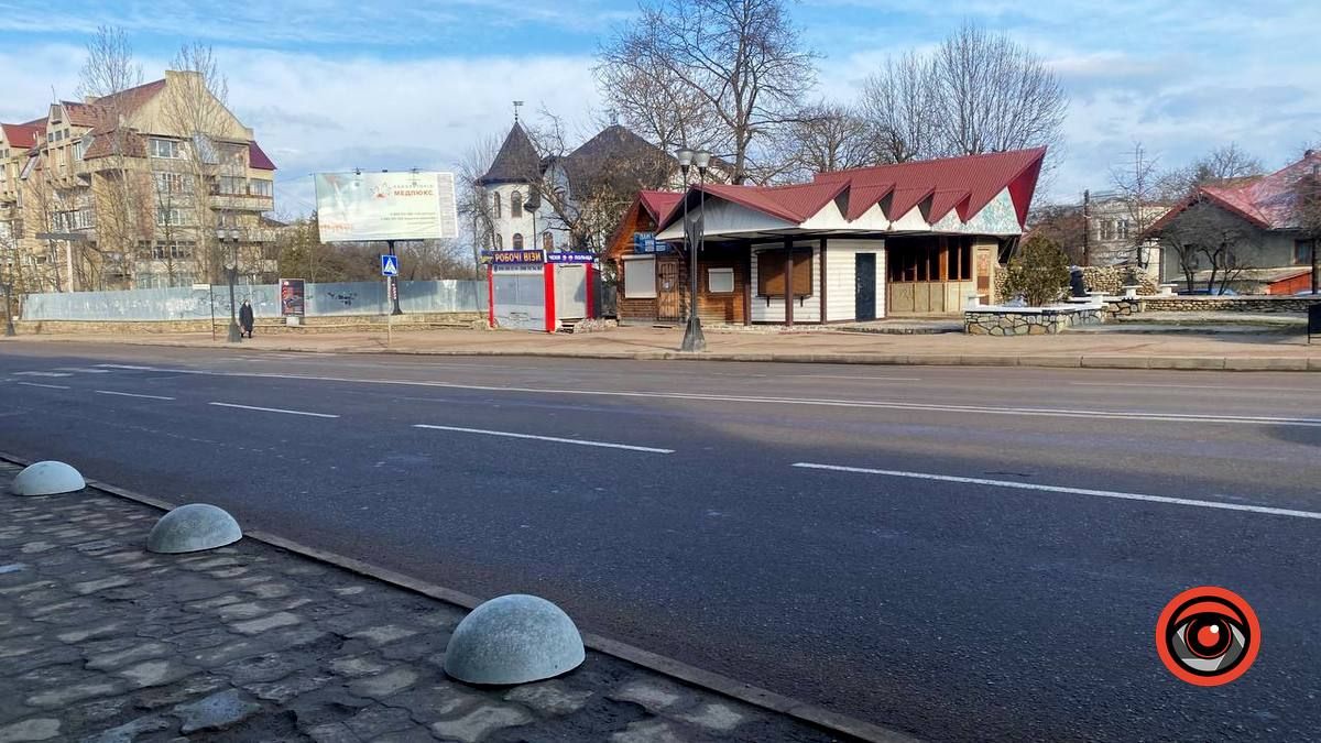 Аби не паркувалися автівки: на проспекті Грушевського встановили півкулі 1