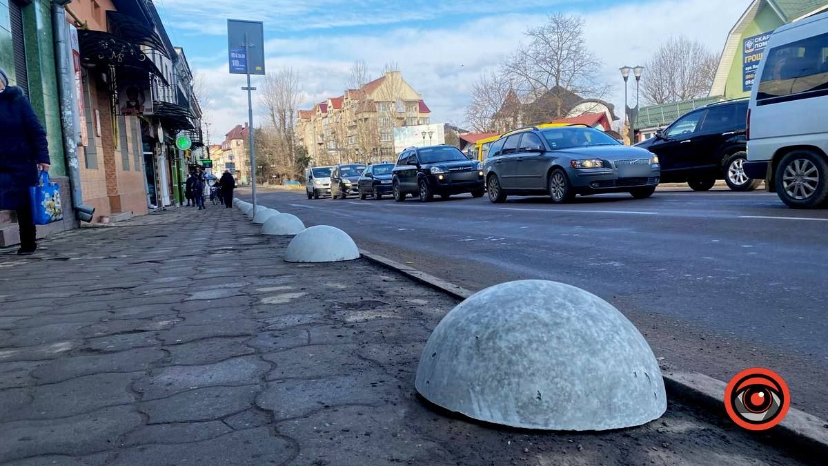 Аби не паркувалися автівки: на проспекті Грушевського встановили півкулі 2