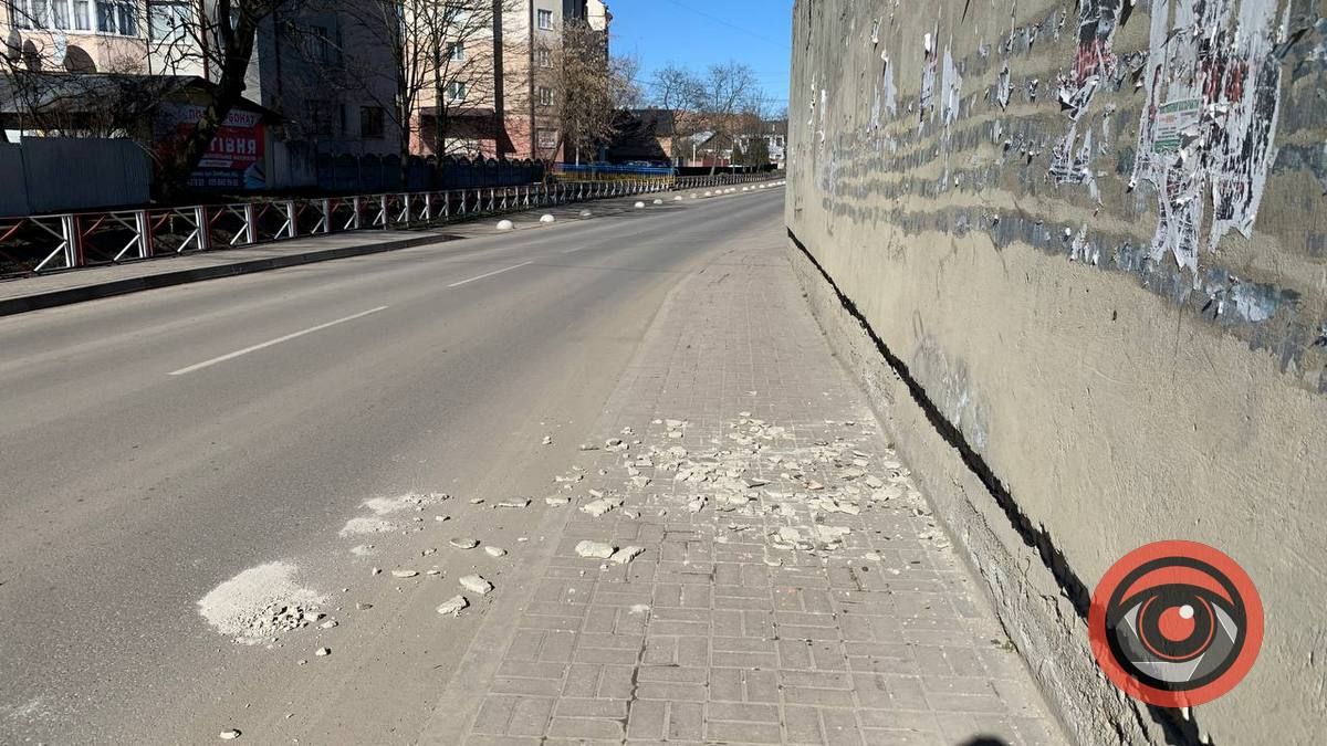 На вулиці Тарабалки стіна обсипається прямо на тротуар