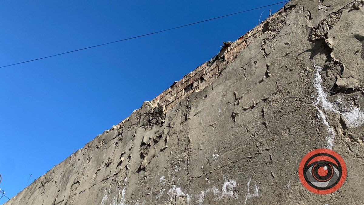 На вулиці Тарабалки стіна обсипається прямо на тротуар 2