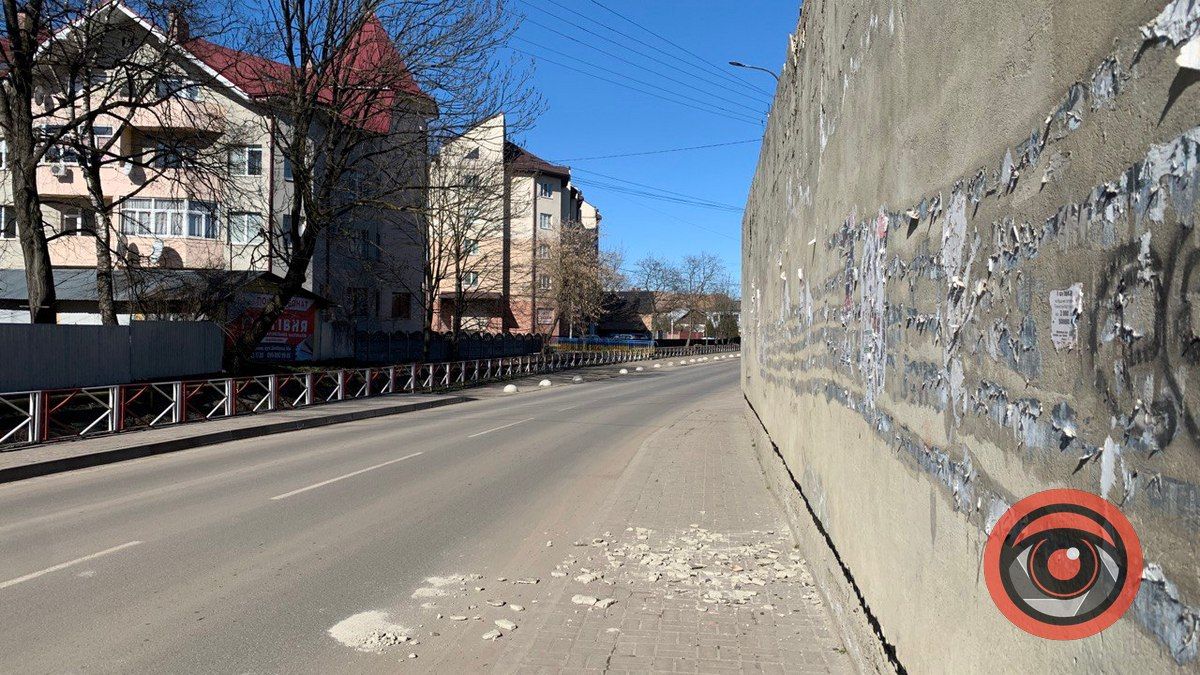 На вулиці Тарабалки стіна обсипається прямо на тротуар 3