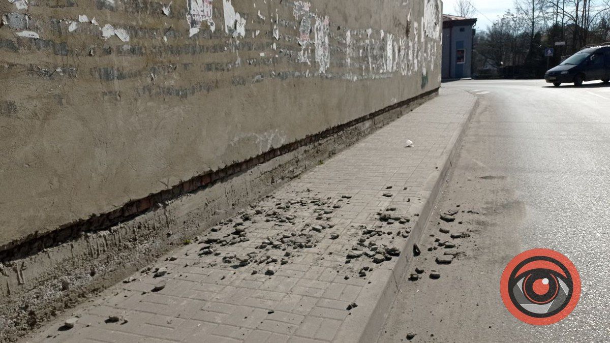 На вулиці Тарабалки стіна обсипається прямо на тротуар 1
