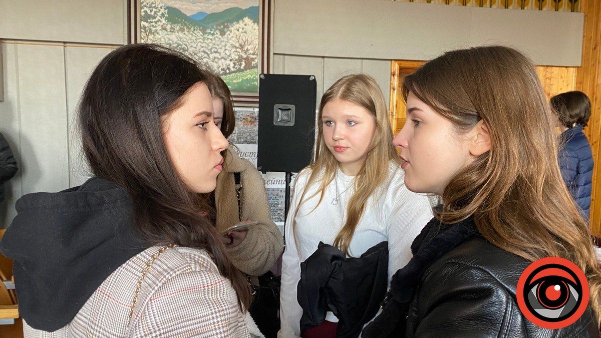 Випускниці гімназії, активістки на мітингу