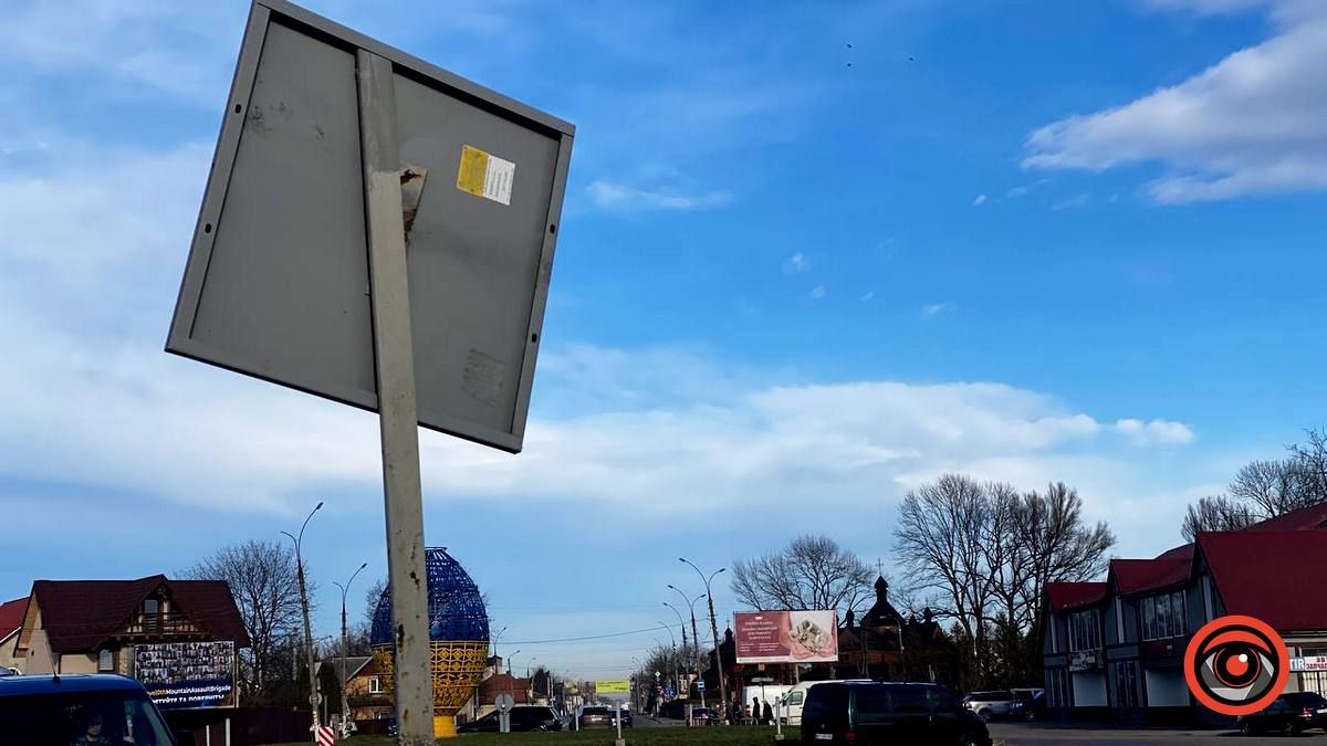 Дивіться під кутом: у Коломиї похилився знак 2