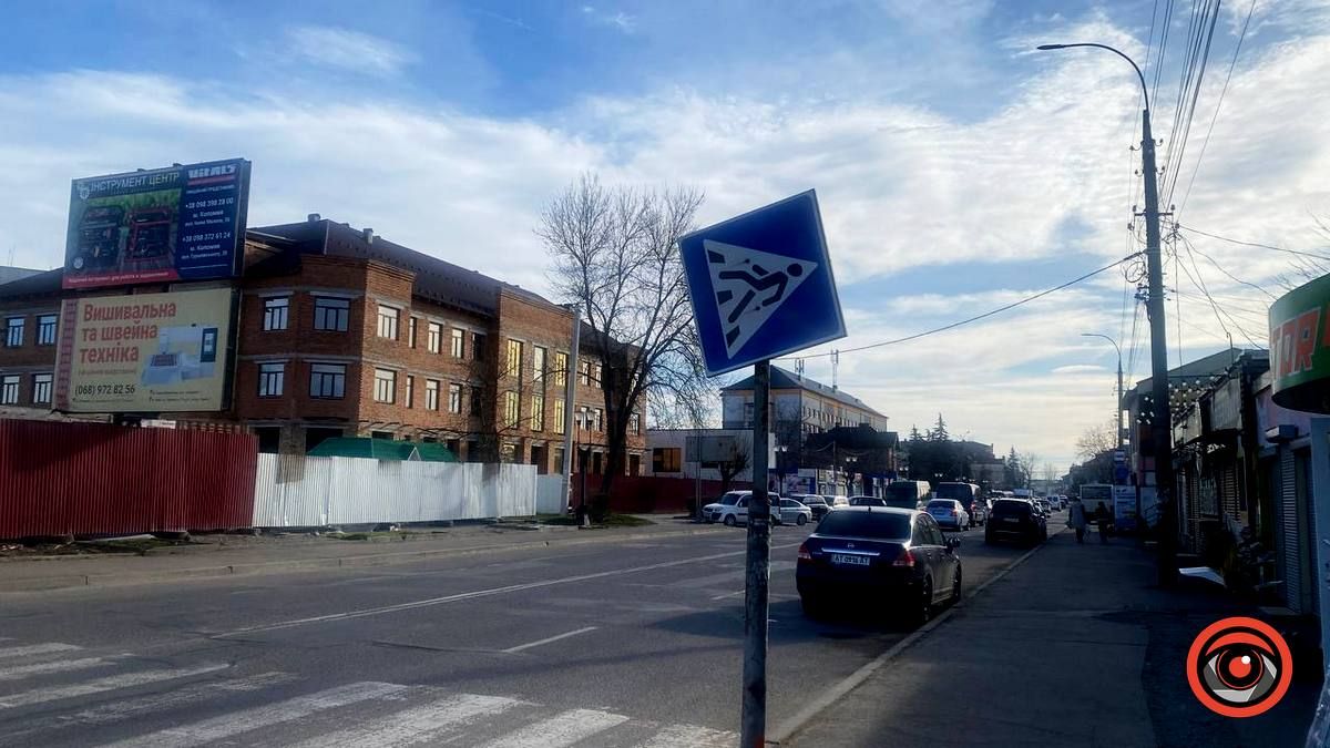 Більше не похилений: у Коломиї відремонтували знак 2