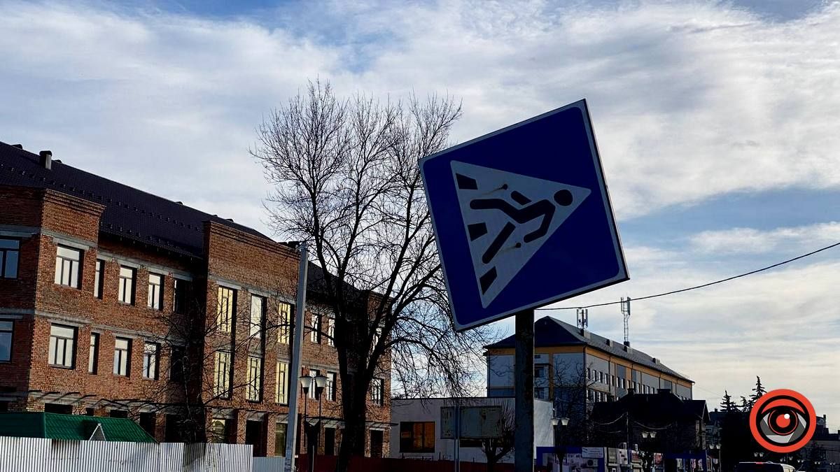 Дивіться під кутом: у Коломиї похилився знак