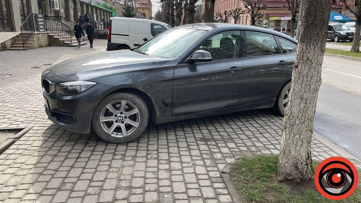 Беха проти системи: і знову рагульське паркування в Коломиї 1
