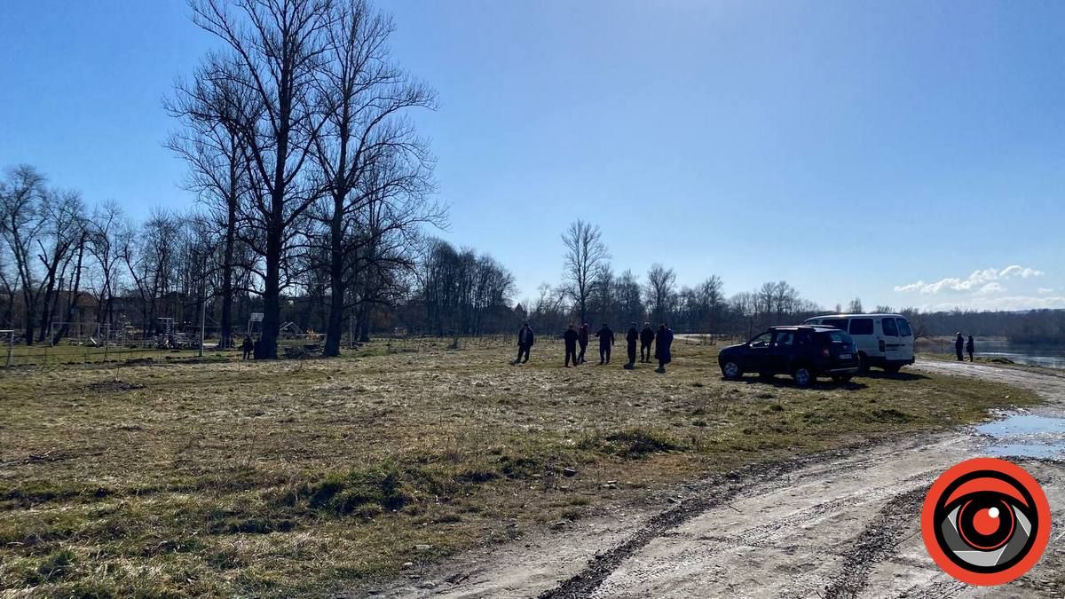 Активісти не дали зрізати на міському озері дерева і готові відстоювати цю землю 2