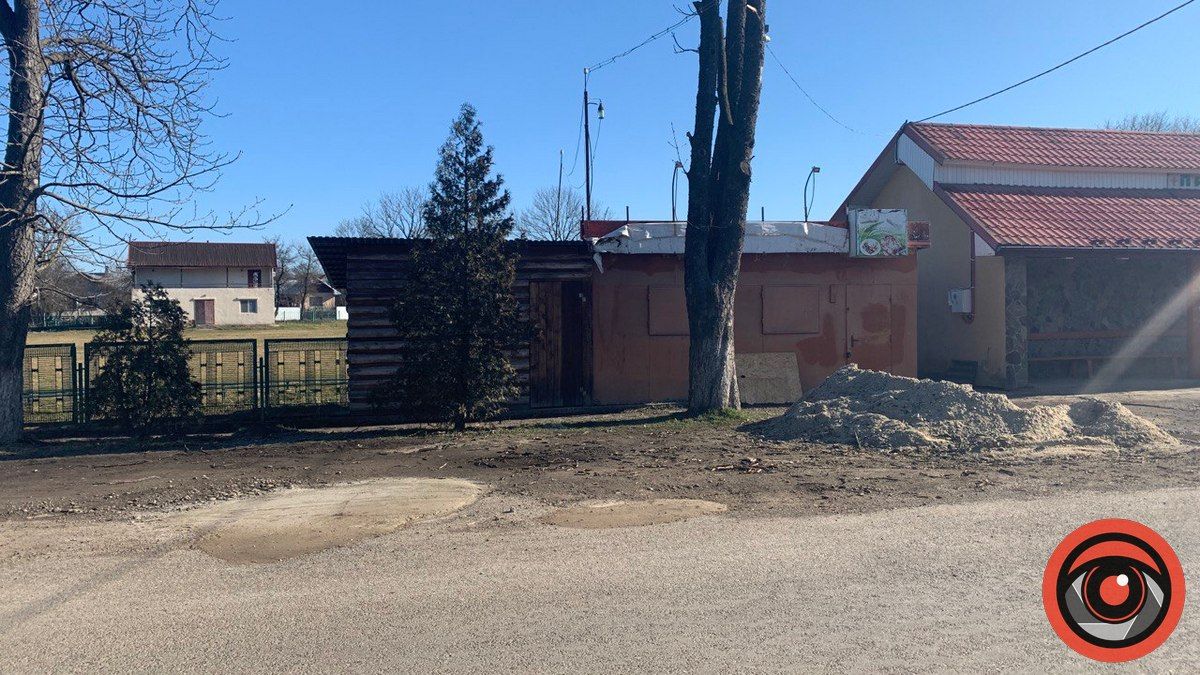 У центрі села П'ядики "латають" ями 2