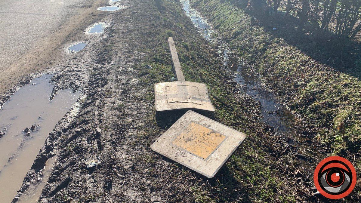 У центрі села П'ядики "латають" ями 4