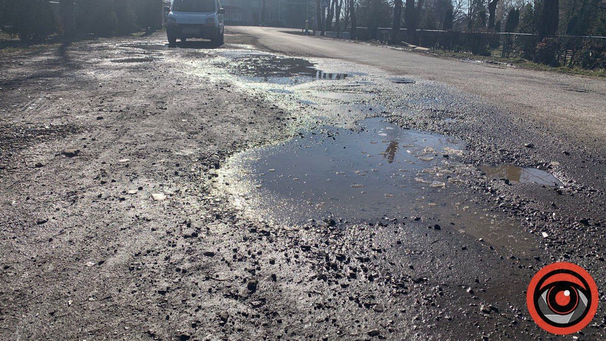 У центрі села П'ядики "латають" ями 3