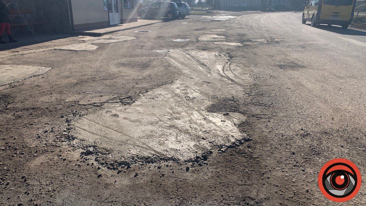 У центрі села П'ядики "латають" ями 1