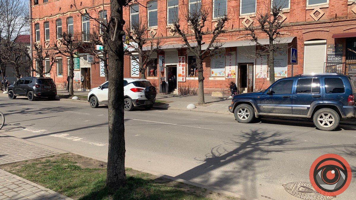 Біля перехрестя Січових-Тарабалки водії не припиняють порушувати ПДР 1