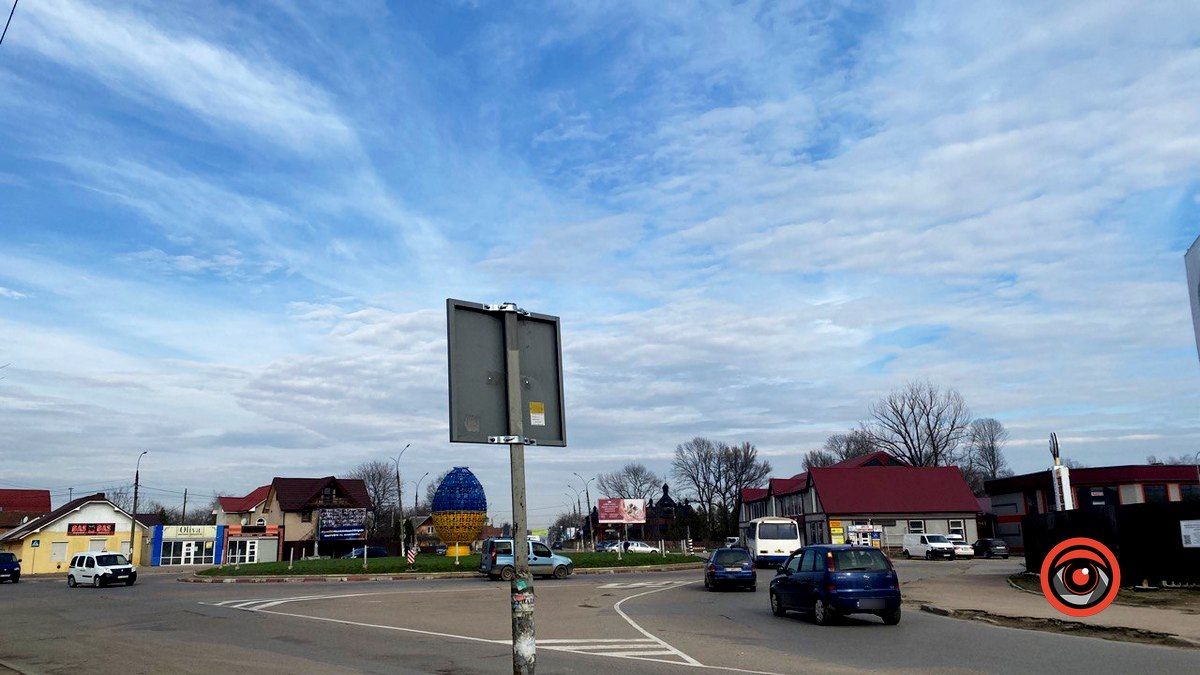 Більше не похилений: у Коломиї відремонтували знак 4