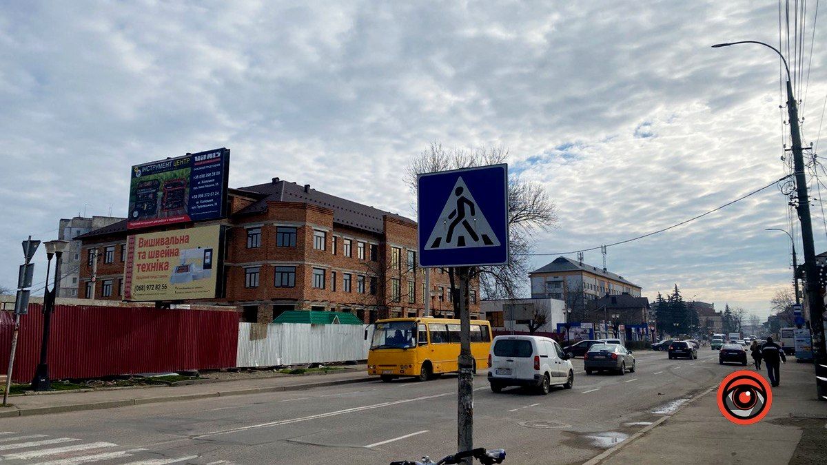 Більше не похилений: у Коломиї відремонтували знак 1