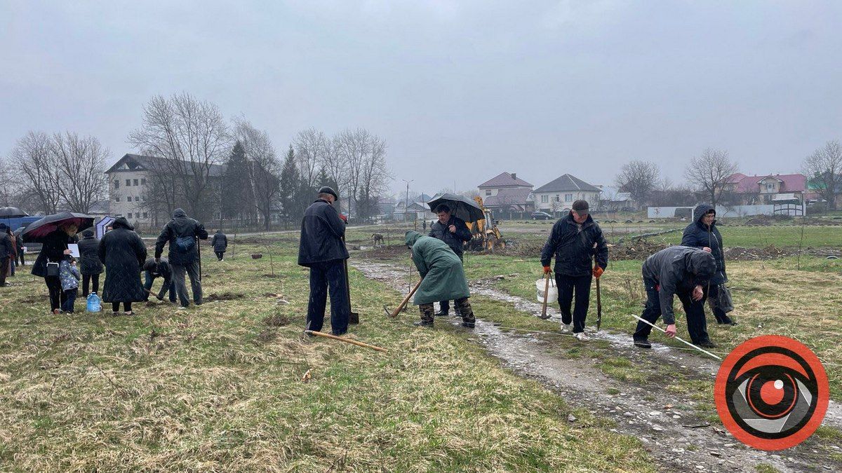 Біля Шевченківського озера висадили алею пам'яті Героїв України 1