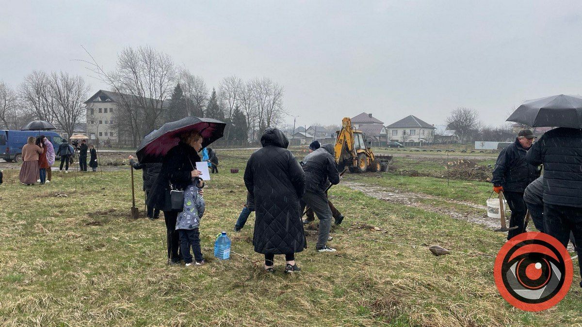 Біля Шевченківського озера висадили алею пам'яті Героїв України 2