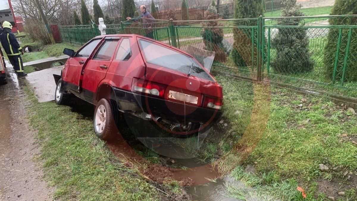У селі Княжвір авто злетіло з дороги: є постраждалі 1