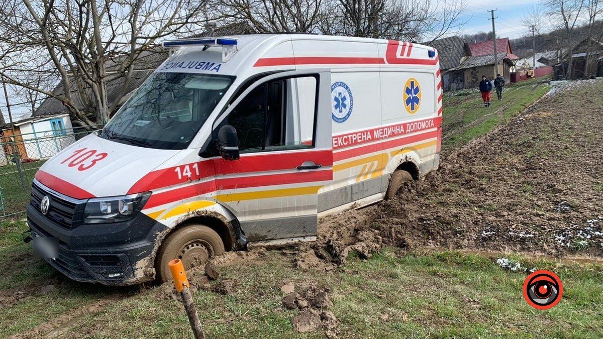 На Коломийщині авто швидкої допомоги застрягло в багнюці 1