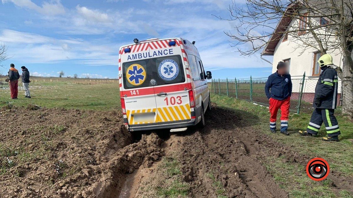 На Коломийщині авто швидкої допомоги застрягло в багнюці 3