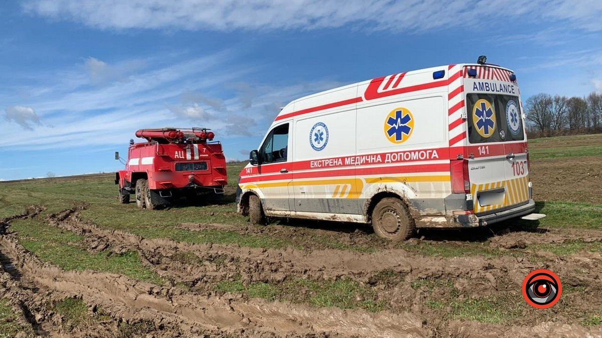 На Коломийщині авто швидкої допомоги застрягло в багнюці 4