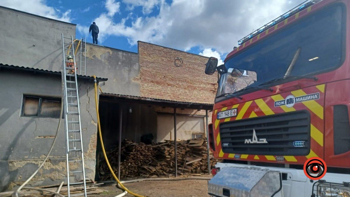 У Коломиї горіла крівля ангара 1