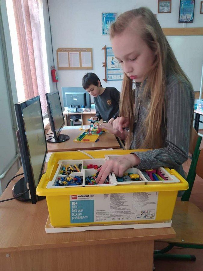 У Печеніжинському ліцеї діє гурток LEGO-робототехніки 2