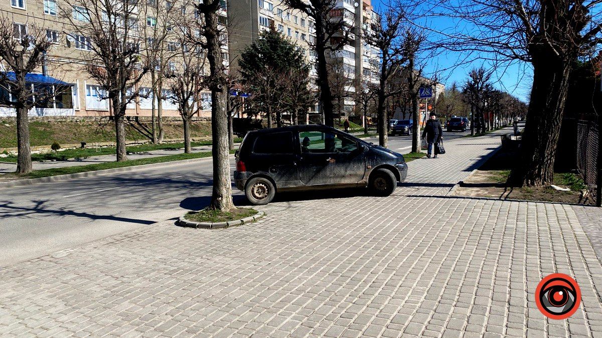 Ніби медом помазано: ще один випадок недолугого паркування у Коломиї 2