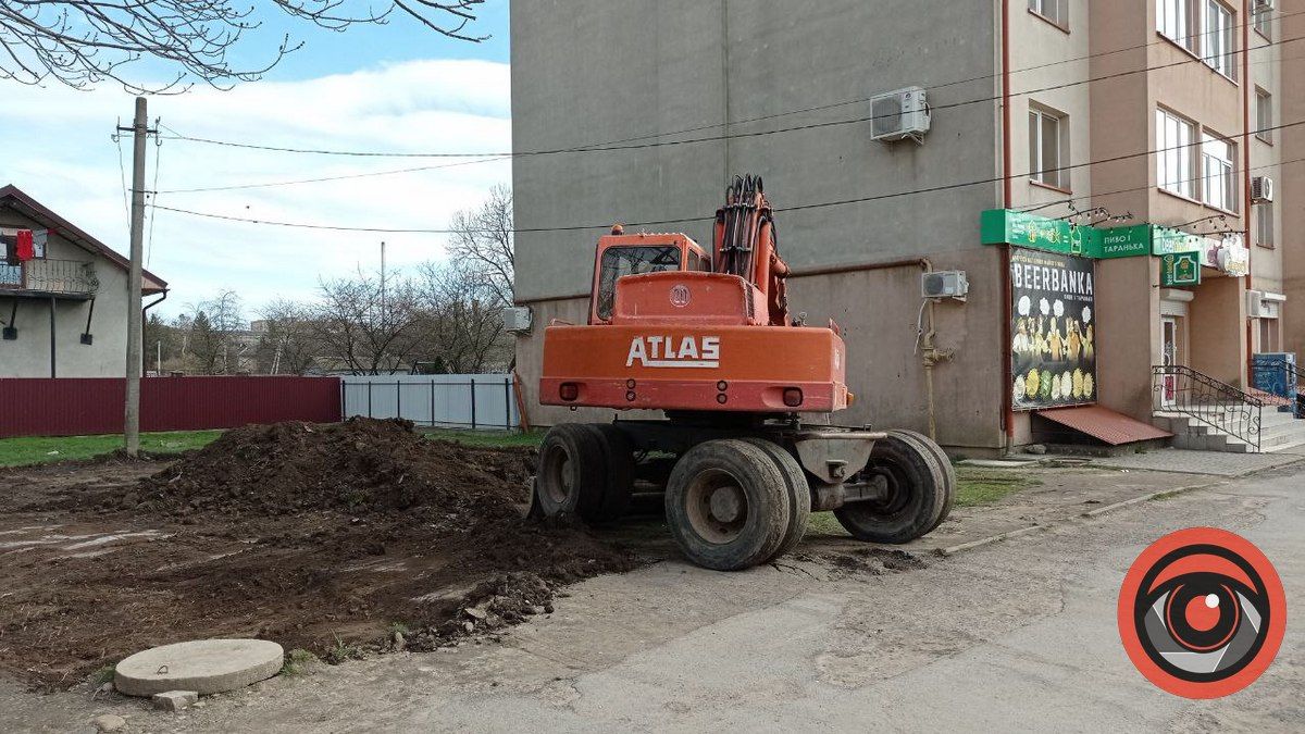 У Коломиї на вул. Бандери зводять майданчик із місцями для продажу: що це коштує і хто виконавець 3