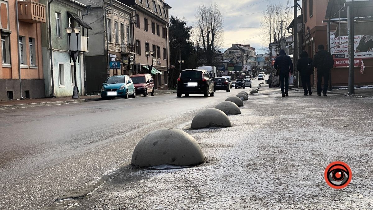 На проспекті Грушевського у Коломиї поставили ще кілька десятків півсфер 1