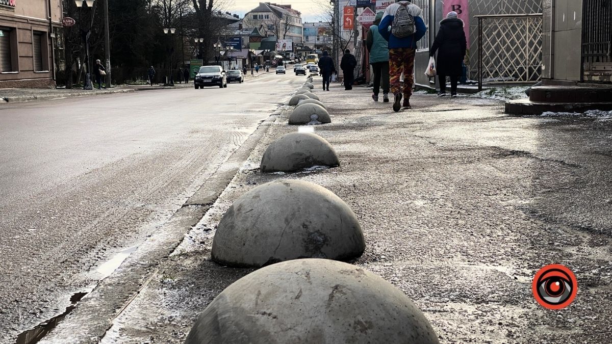 На проспекті Грушевського у Коломиї поставили ще кілька десятків півсфер 3