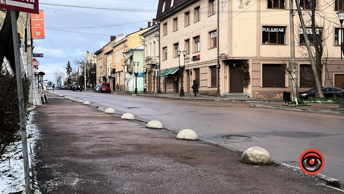 На проспекті Грушевського у Коломиї поставили ще кілька десятків півсфер 2