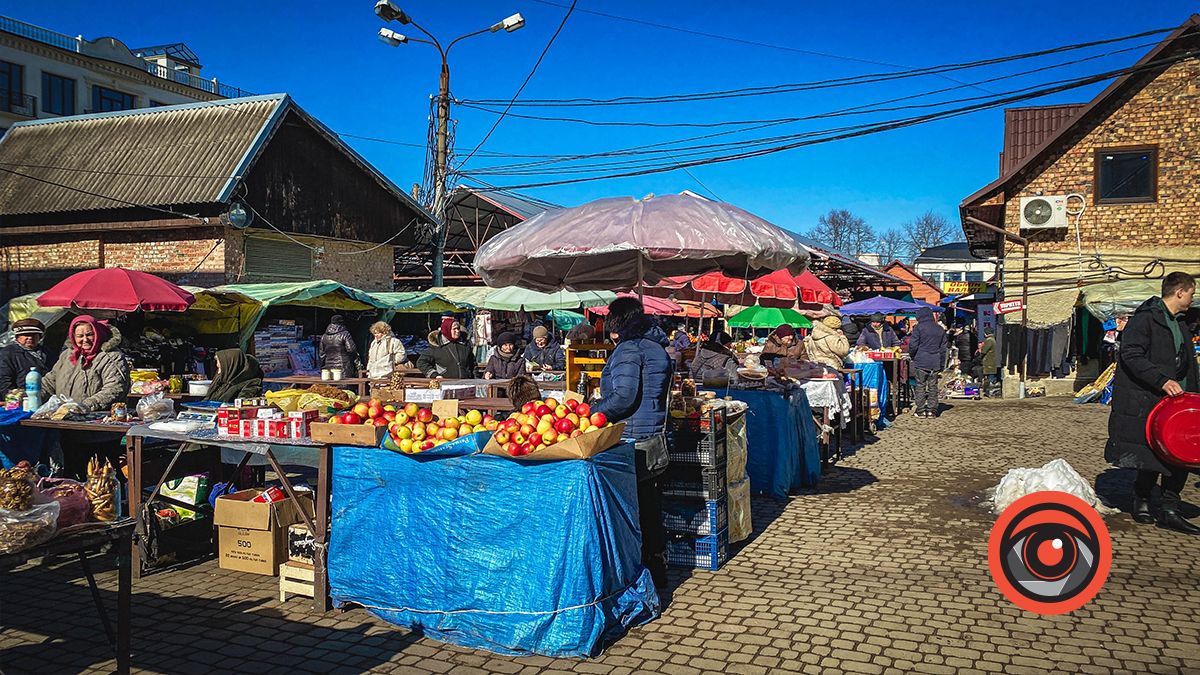 Скільки коштують фрукти та овочі на базарі й супермаркетах Коломиї?