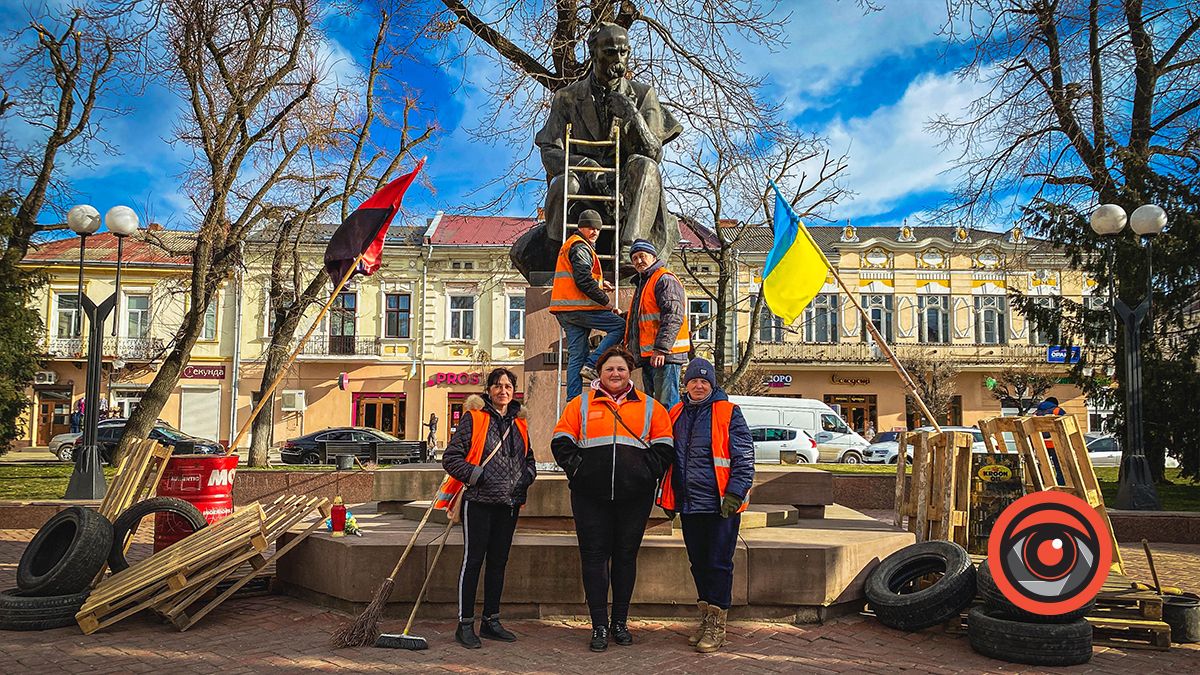 У Коломиї помили пам'ятник Кобзареві 2