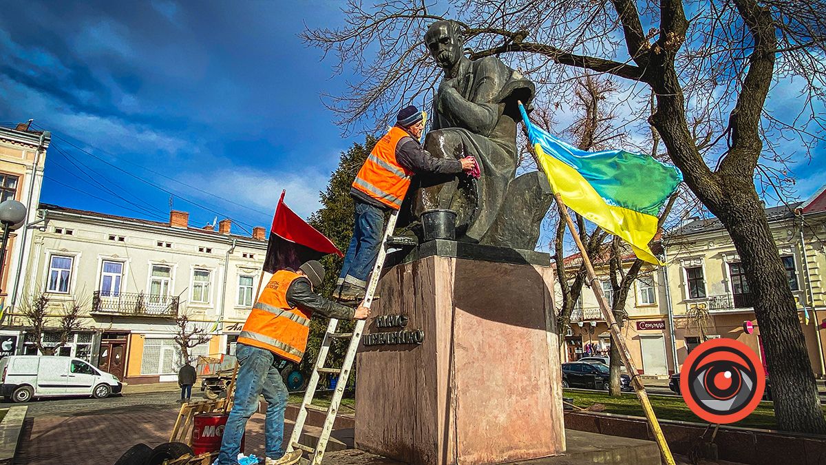 У Коломиї помили пам'ятник Кобзареві