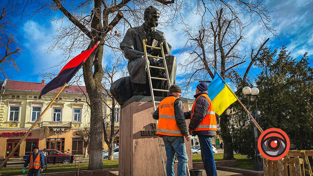 У Коломиї помили пам'ятник Кобзареві 1
